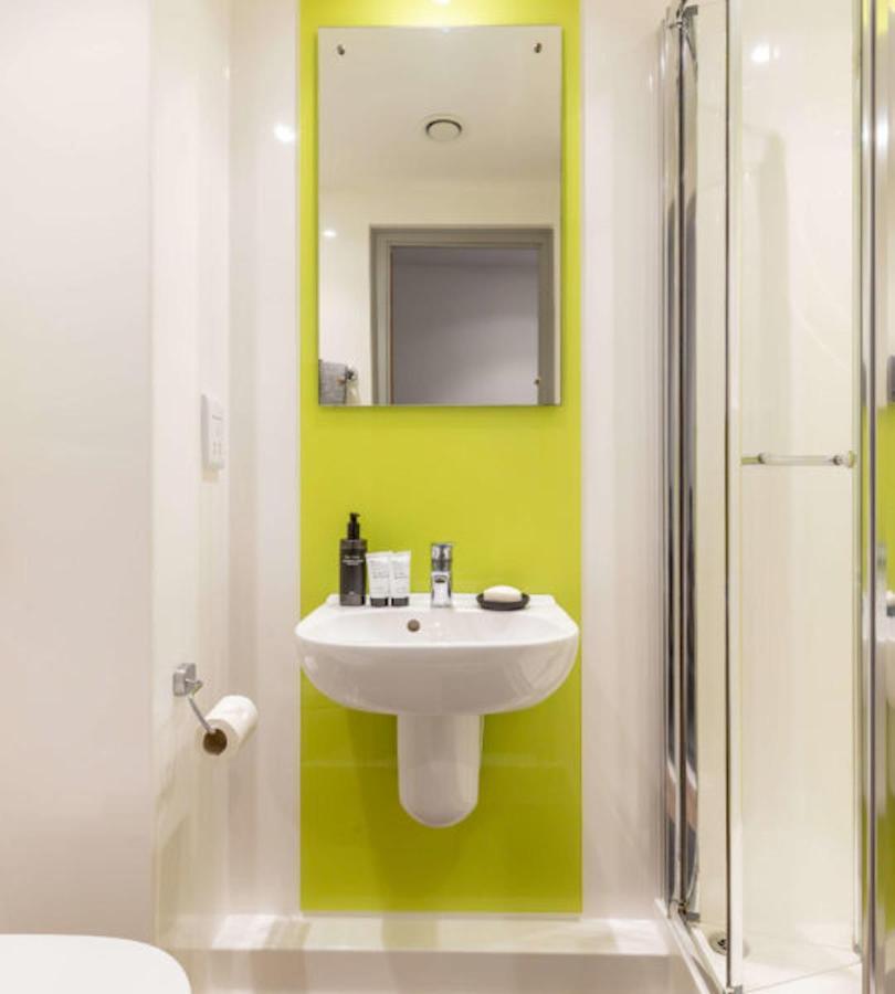 Vibrant Rooms For Students Only, Leeds - Sk *
