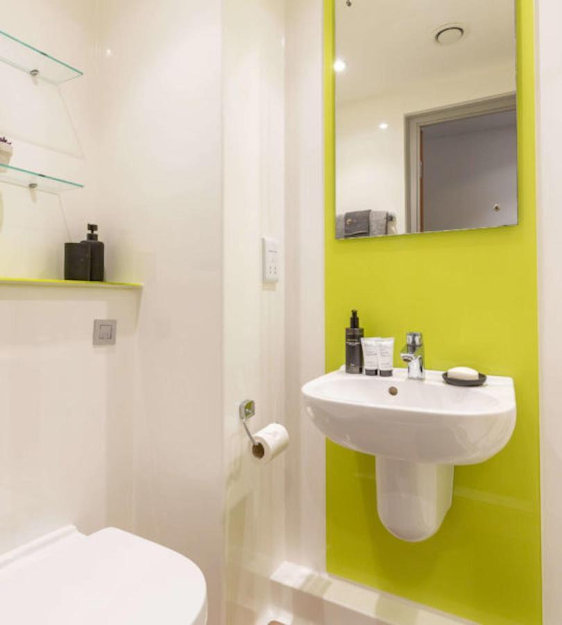 Hostel Vibrant Rooms For Students Only, Leeds - Sk *