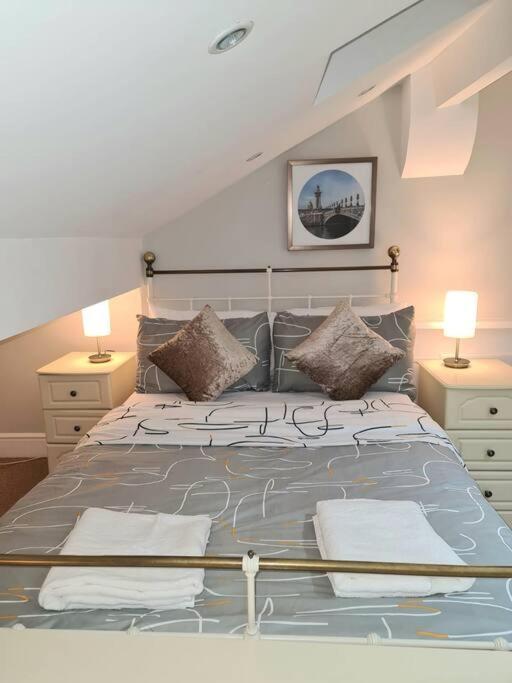 Apartment Stylish 2 Bedroom Apartment, Centre + Free Parking