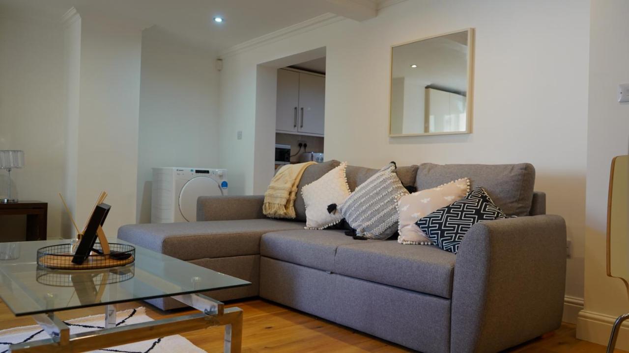 Apartment Modern & Spacious Leeds City Centre With Parking - Sleeps 5