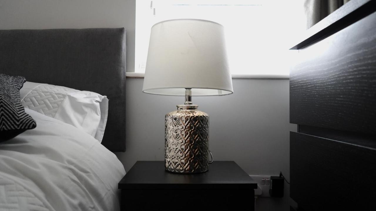 Modern & Spacious Leeds City Centre With Parking - Sleeps 5 *