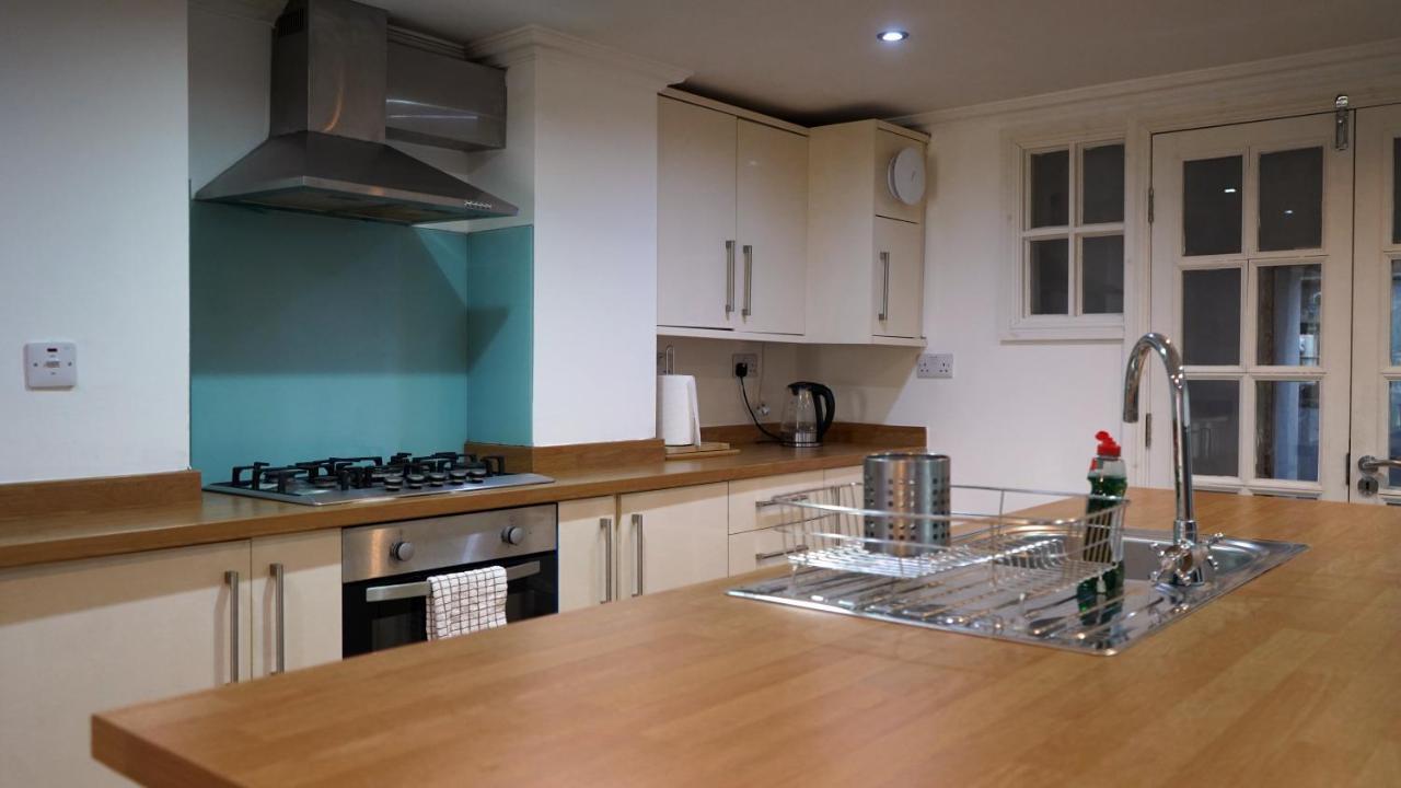 Modern & Spacious Leeds City Centre With Parking - Sleeps 5 *