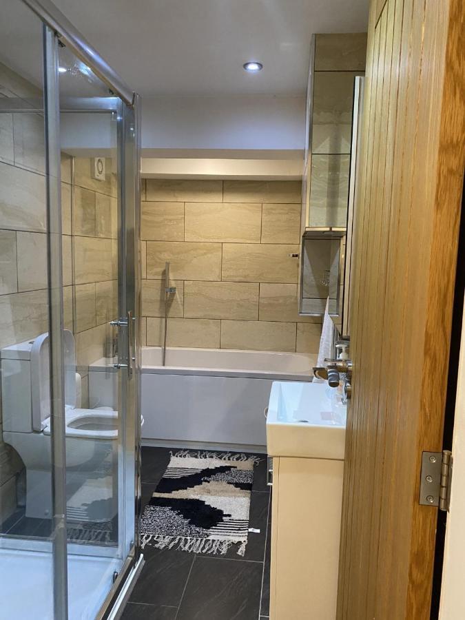 Modern & Spacious Leeds City Centre With Parking - Sleeps 5 *