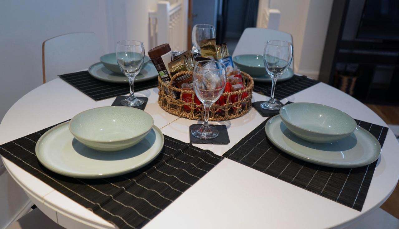 Apartment Modern & Spacious Leeds City Centre With Parking - Sleeps 5