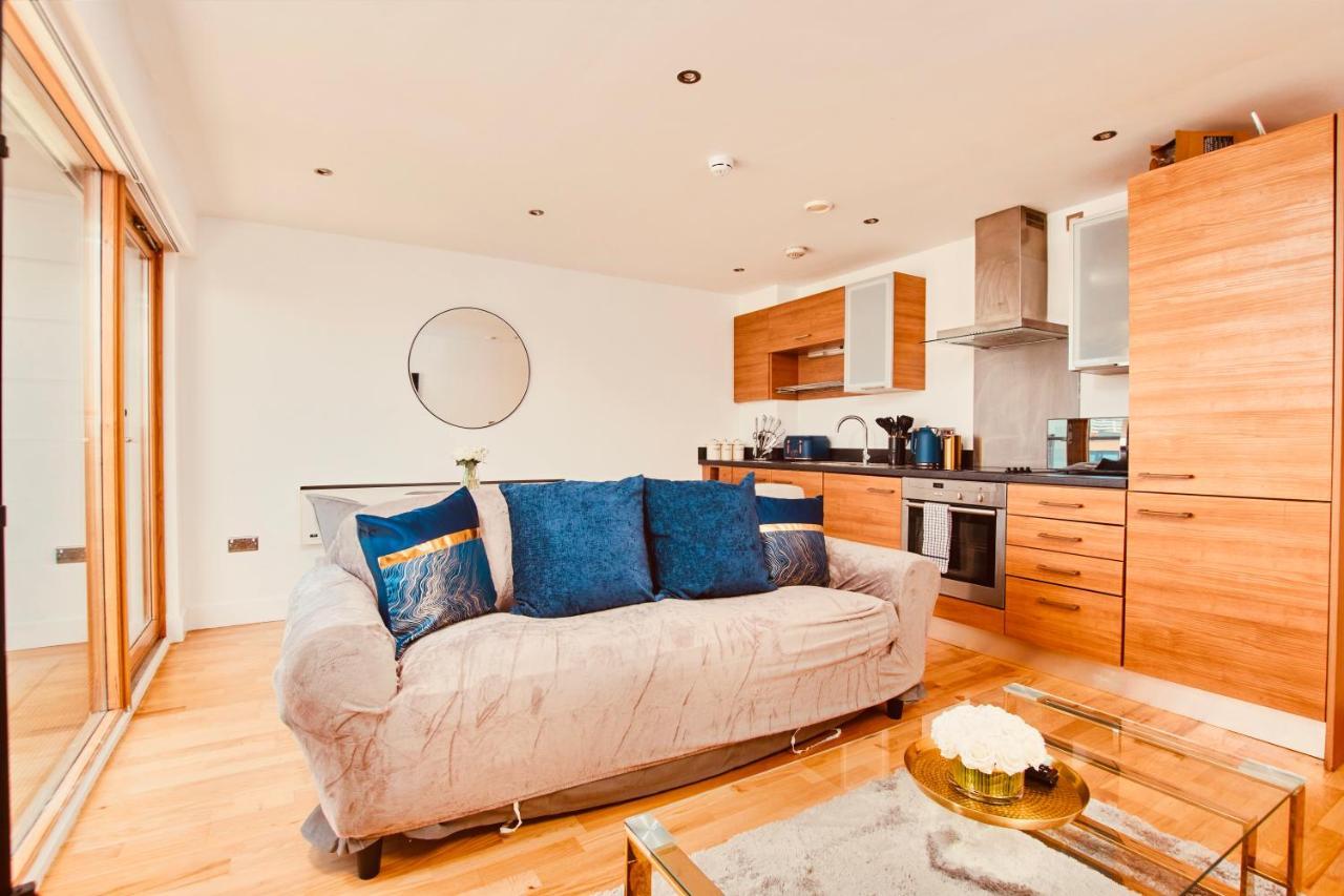 King Deluxe Large Balcony& Free Parking! * Leeds (West Yorkshire)