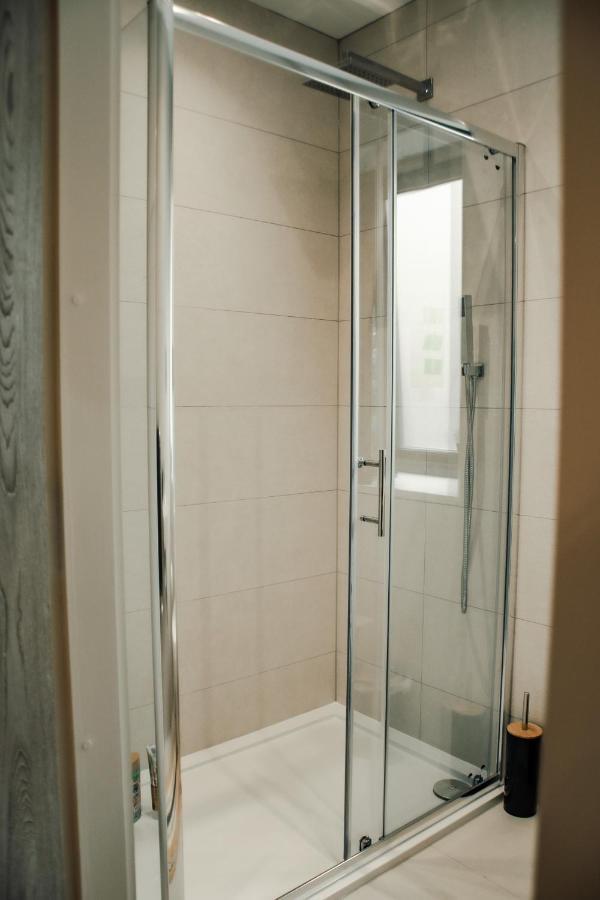 Bv Luxury 3 Bedroom Townhouse At Bed Cliff Oaks Leeds (West Yorkshire)