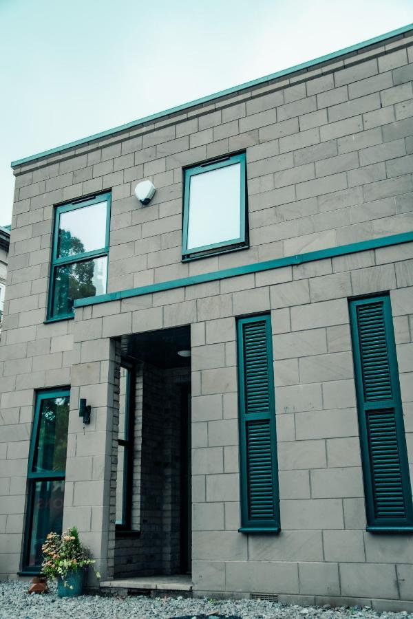 Bv Luxury 3 Bedroom Townhouse At Bed Cliff Oaks Leeds (West Yorkshire)