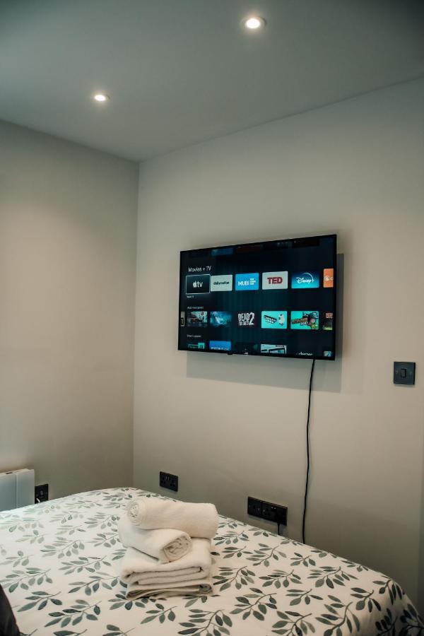 Bv Luxury 3 Bedroom Townhouse At Bed Cliff Oaks Leeds (West Yorkshire)