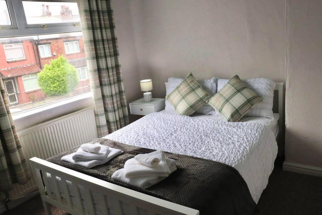 Away From - 2 Bed Free Parking & Wifi Apartment