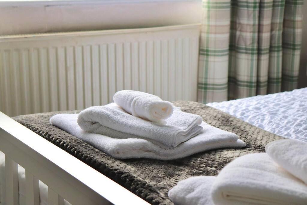 Apartment Away From - 2 Bed Free Parking & Wifi *