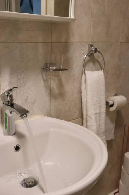 Apartment Away From - 2 Bed Free Parking & Wifi *