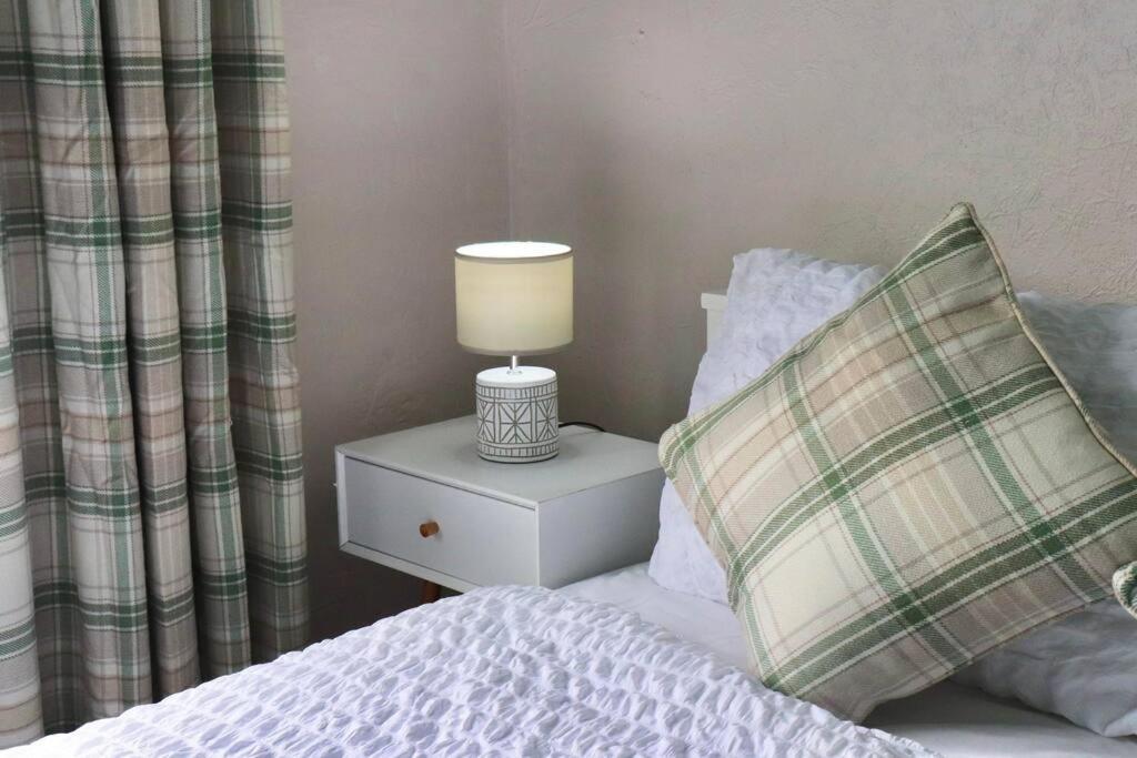 Apartment Away From - 2 Bed Free Parking & Wifi