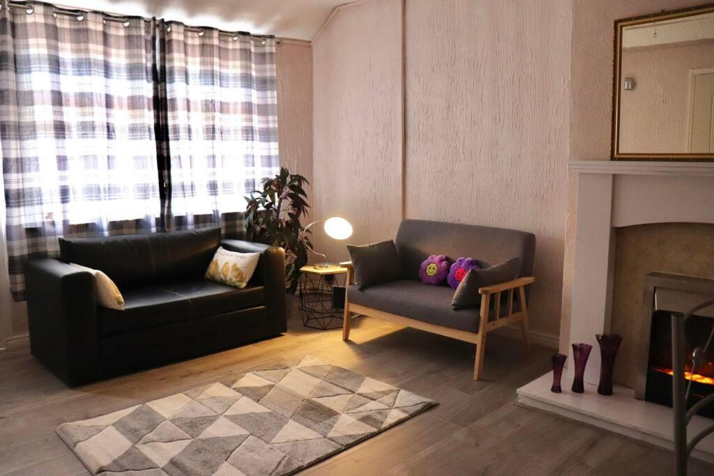 Apartment Away From - 2 Bed Free Parking & Wifi
