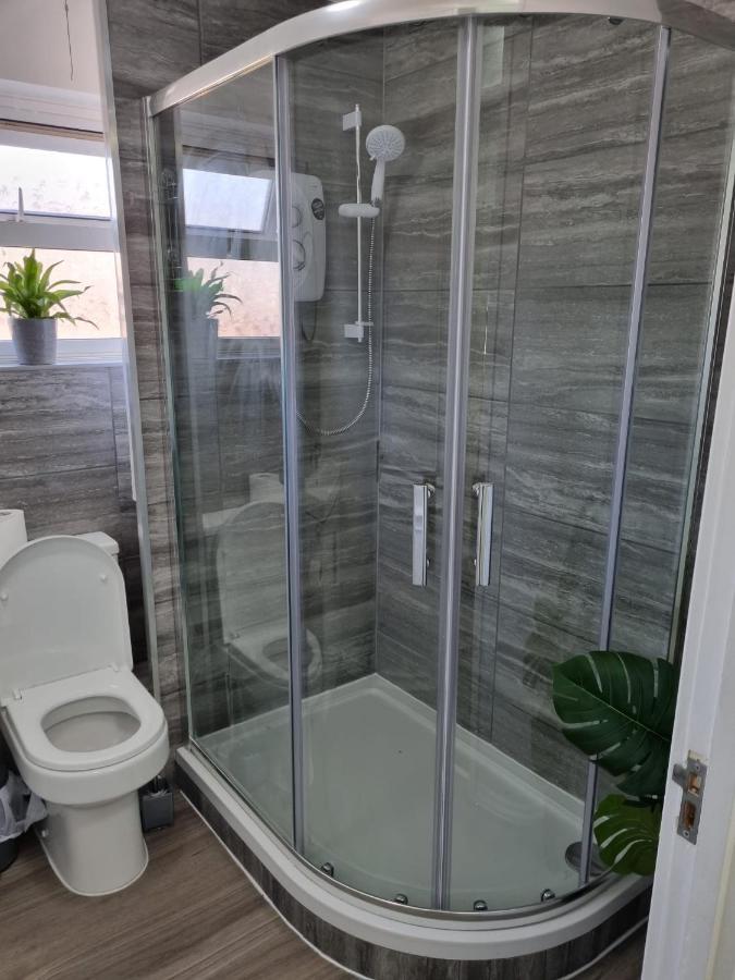 Guest house Modern & Elegant W/ Netflix And Parking *