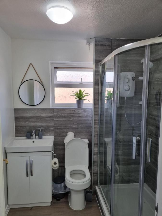 Guest house Modern & Elegant W/ Netflix And Parking *