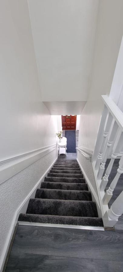Modern & Elegant W/ Netflix And Parking * Leeds (West Yorkshire)