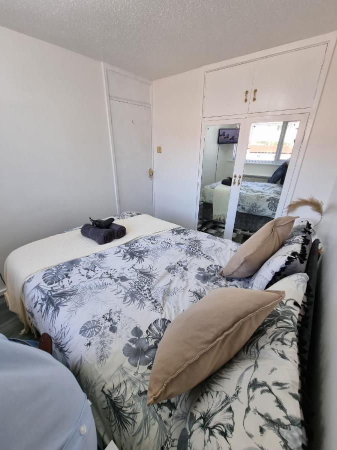 Modern & Elegant W/ Netflix And Parking Guest house *