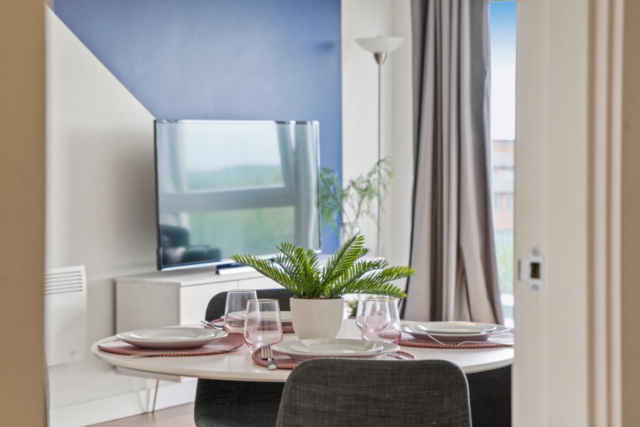Apartment Stunning 2 Bedroom *