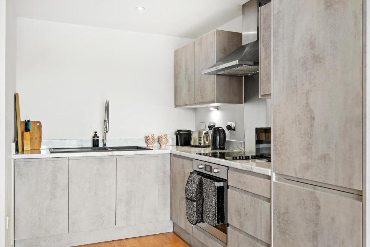 Apartment Stunning 2 Bedroom *