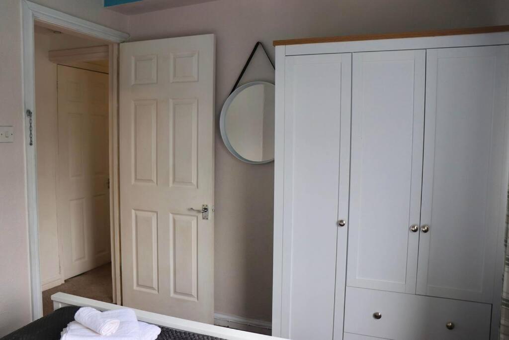 Apartment Away From - 2 Bed Free Parking & Wifi