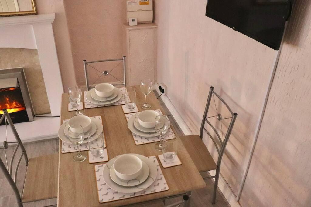 Away From - 2 Bed Free Parking & Wifi * Leeds (West Yorkshire)