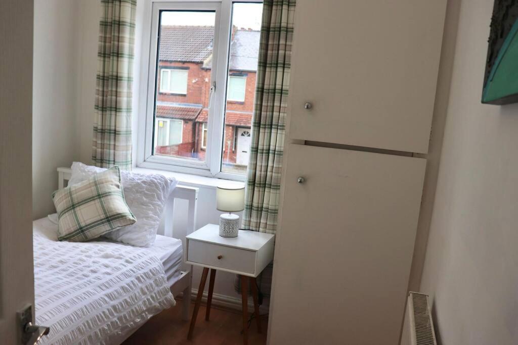 Apartment Away From - 2 Bed Free Parking & Wifi *