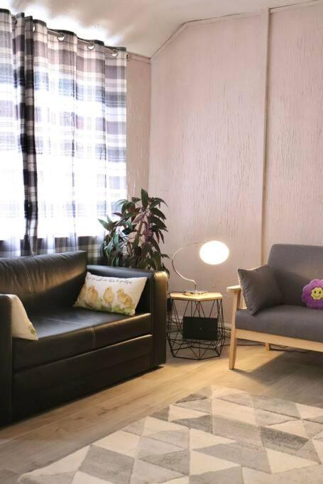 Away From - 2 Bed Free Parking & Wifi Apartment