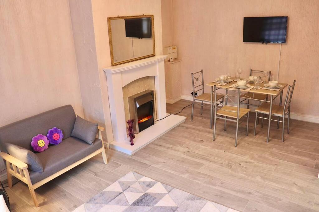 Away From - 2 Bed Free Parking & Wifi