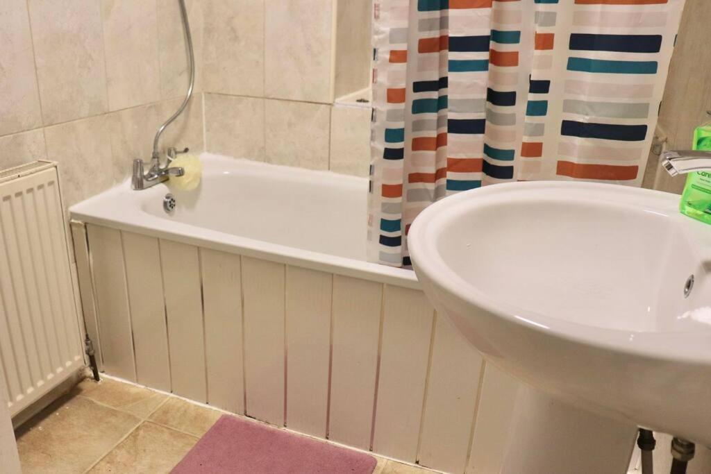 Away From - 2 Bed Free Parking & Wifi Leeds (West Yorkshire)