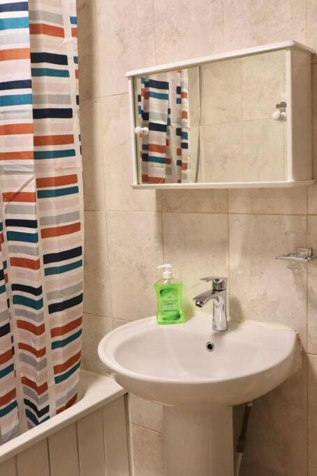 Away From - 2 Bed Free Parking & Wifi *