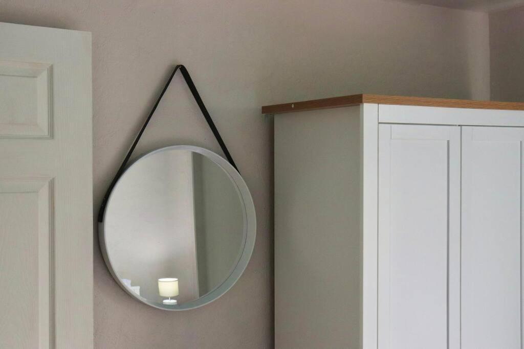 Apartment Away From - 2 Bed Free Parking & Wifi *