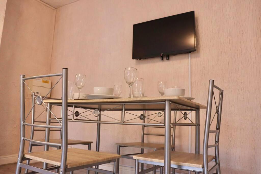 Apartment Away From - 2 Bed Free Parking & Wifi *