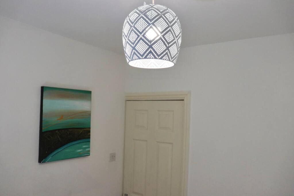 Apartment Away From - 2 Bed Free Parking & Wifi *