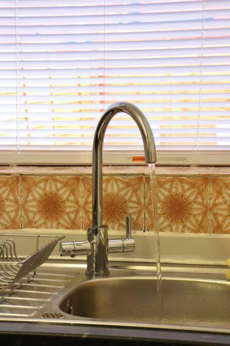 Apartment Away From - 2 Bed Free Parking & Wifi