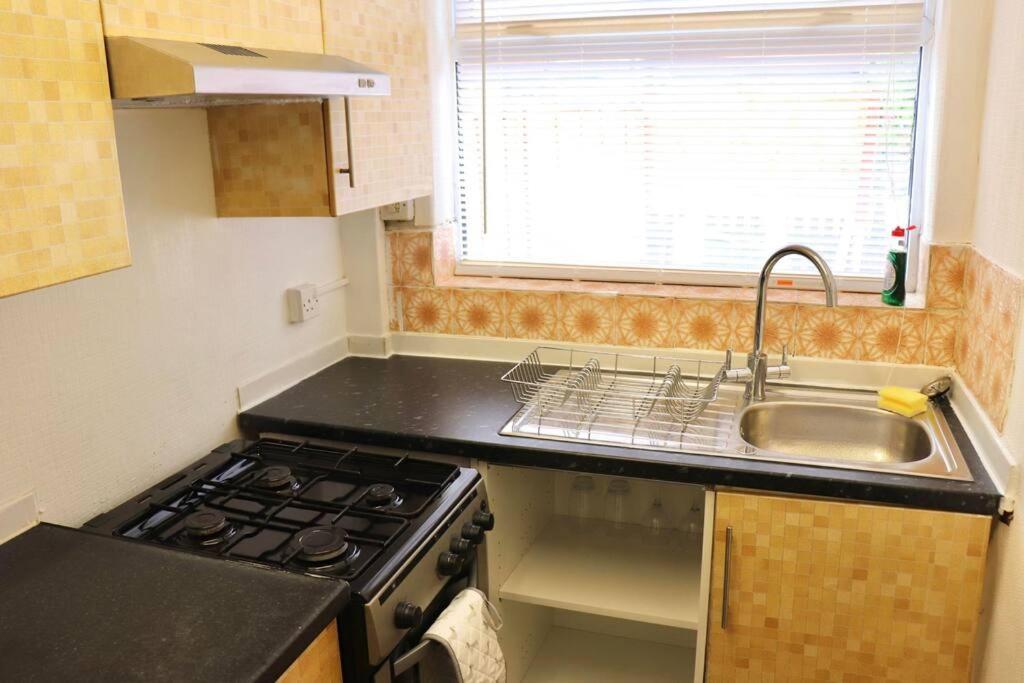 Apartment Away From - 2 Bed Free Parking & Wifi