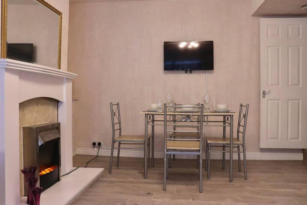 Away From - 2 Bed Free Parking & Wifi Apartment