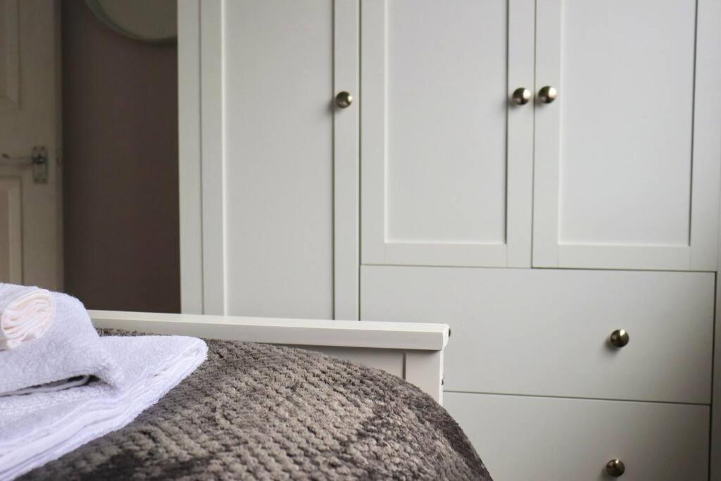 Apartment Away From - 2 Bed Free Parking & Wifi