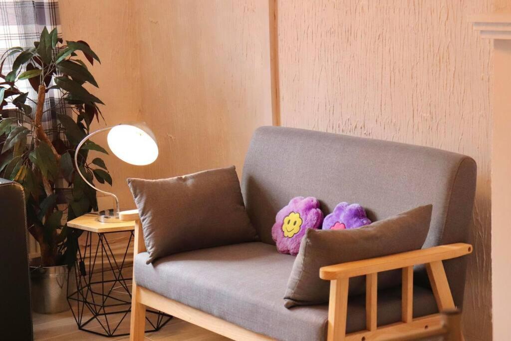 Apartment Away From - 2 Bed Free Parking & Wifi