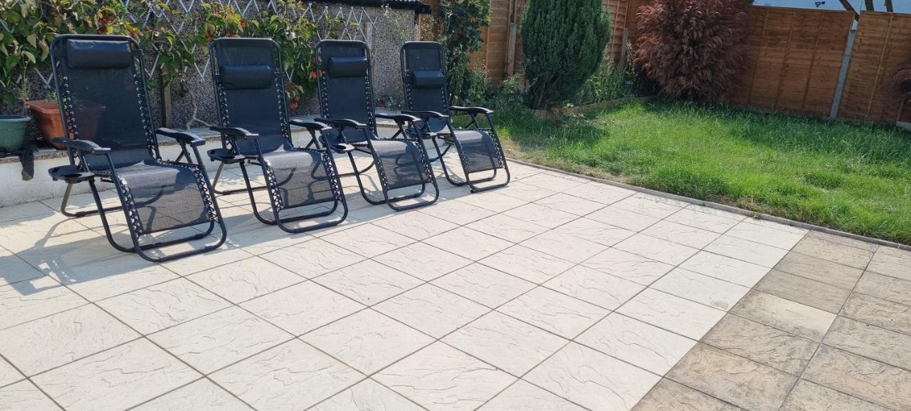 Relaxed Double Bed With Private Bathroom, Parking, Wifi And Garden. Homestay Leeds (West Yorkshire)