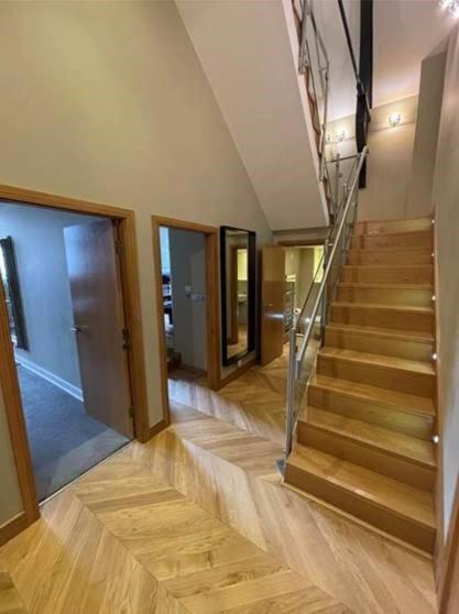 Quebecs Luxury 5* Leeds (West Yorkshire)