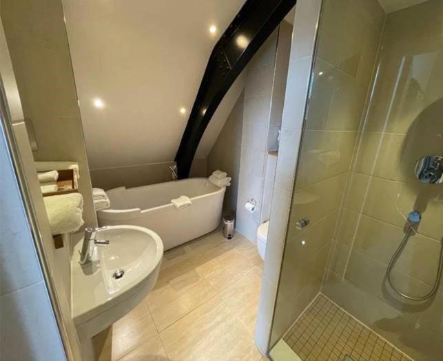 Quebecs Luxury 5* Leeds (West Yorkshire)
