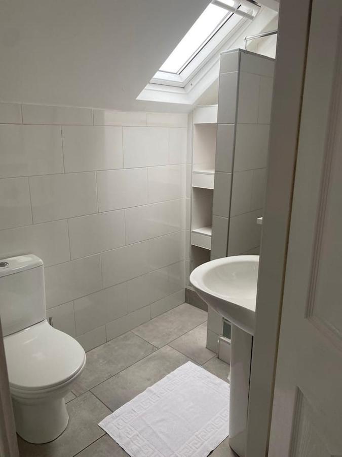 Spacious House With 3 Ensuite Bedrooms In Leeds Holiday home *