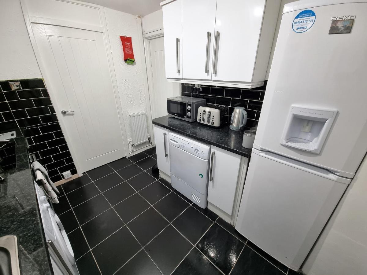 Holiday home *10or* Setup For Your Relaxed & Amazing + Free Parking + Free Fast Wifi * *