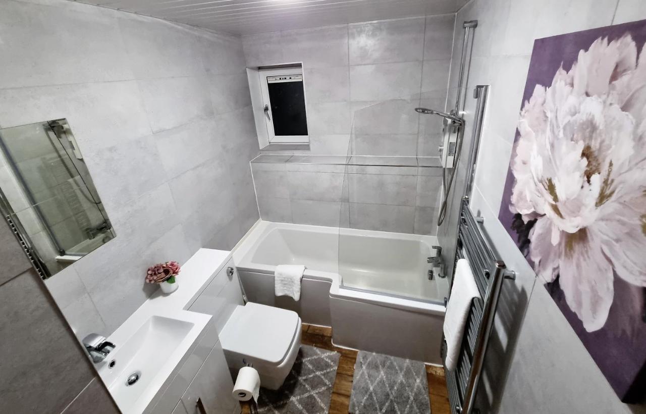 Apartment *f43nh* Setup For Your Relaxed & Cosy + Free Parking + Free Fast Wifi * Leeds (West Yorkshire)