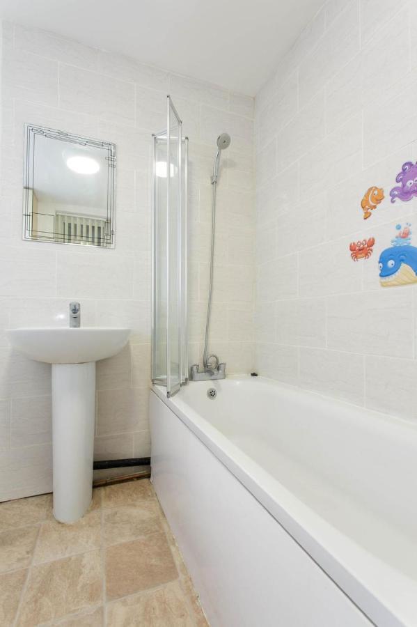 Brown House In Leeds Holiday home