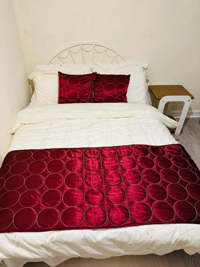 Double Bedroom In West Yorkshire, Leeds Homestay
