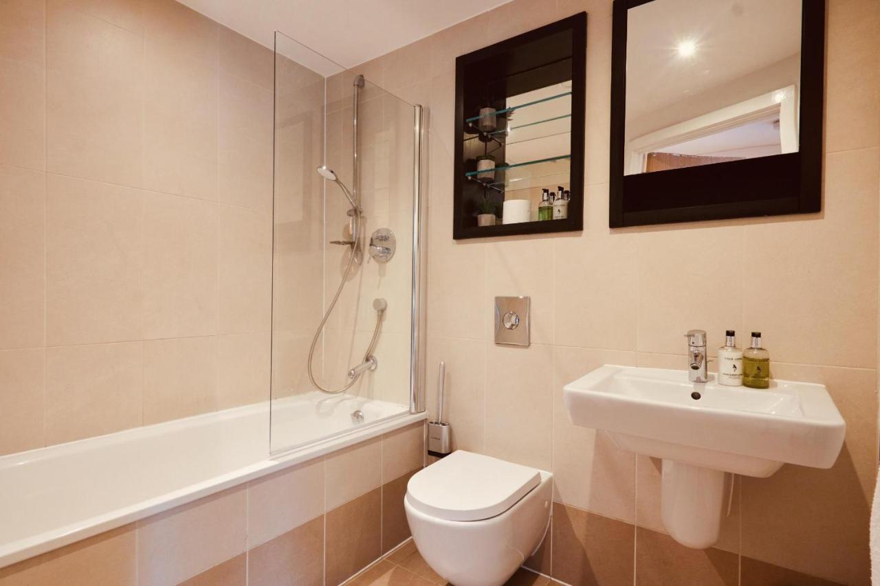 Deluxe Modern Apt&free Parking No Balcony Leeds (West Yorkshire)