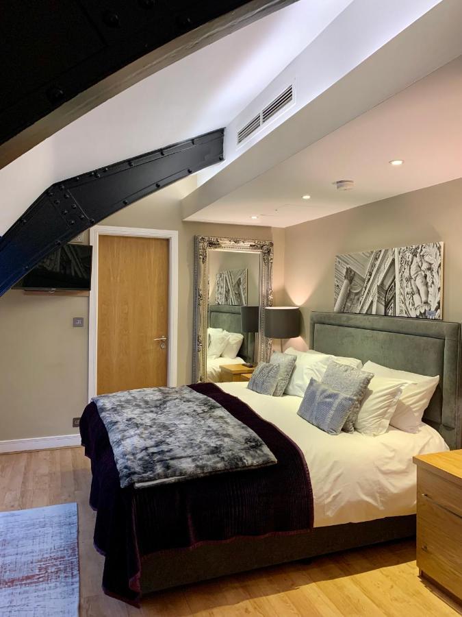 Quebecs Luxury Leeds (West Yorkshire)