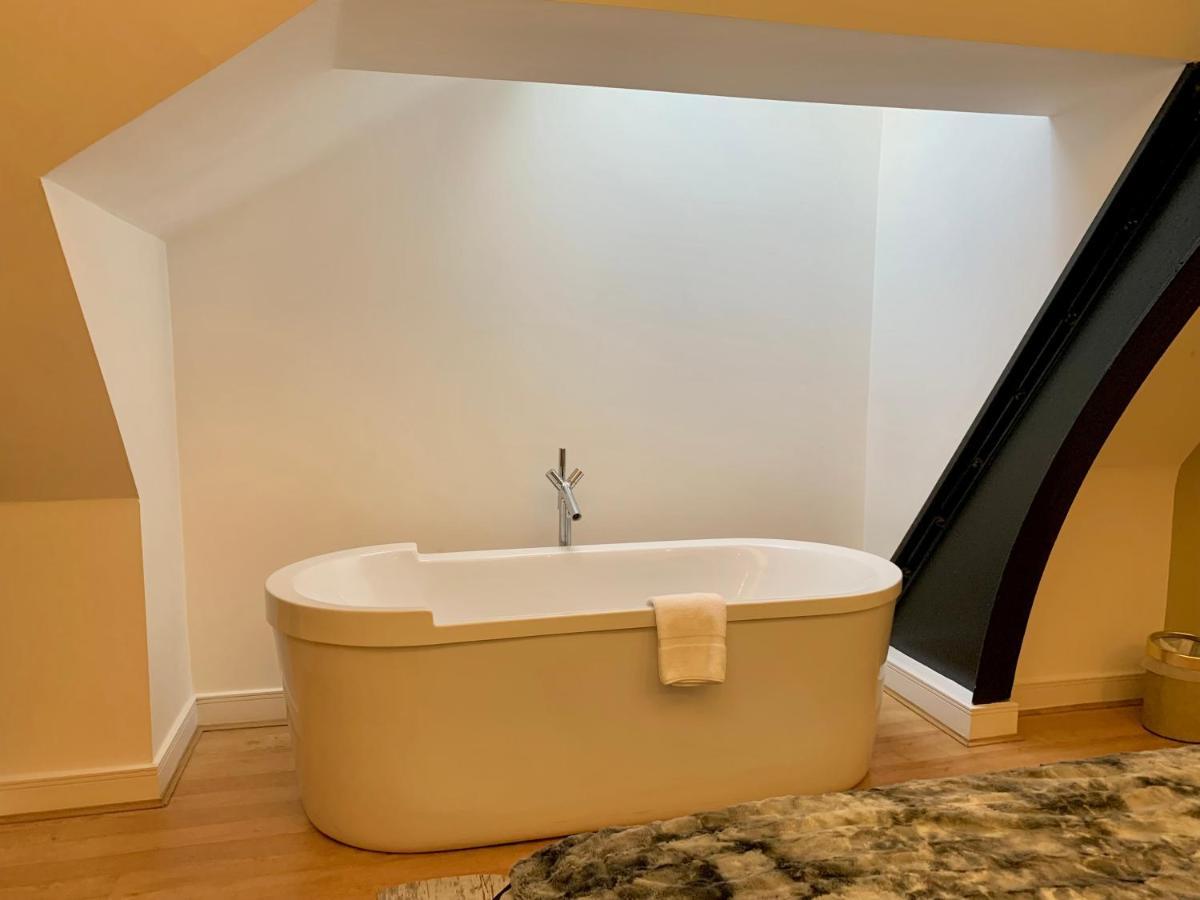 Quebecs Luxury 5* Leeds (West Yorkshire)