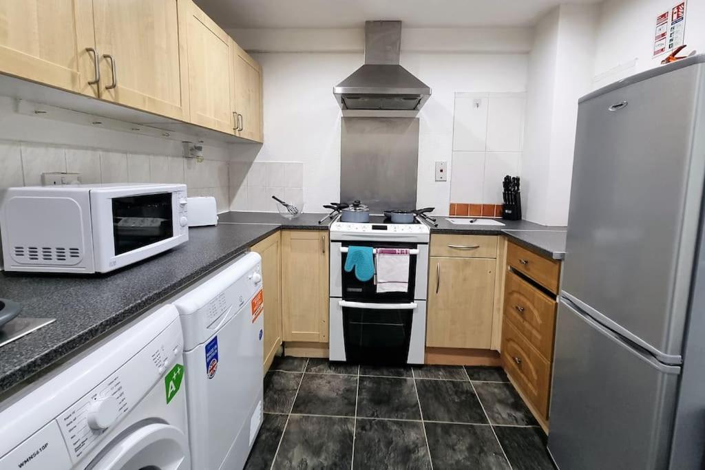Apartment *f1*gh* Setup For Your Relaxed & Amazing + Free Parking + Free Fast Wifi * Leeds (West Yorkshire)